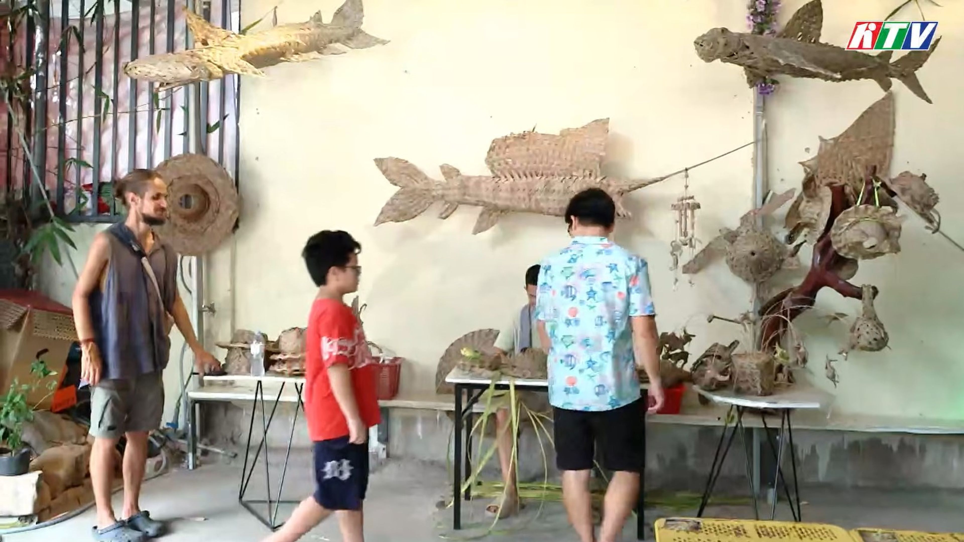 When Youth "Weave" New Life into the Art of Coconut Leaf Weaving - Hình 2